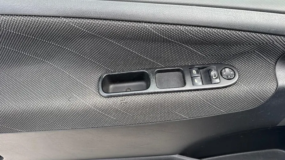 PEUGEOT 207 -