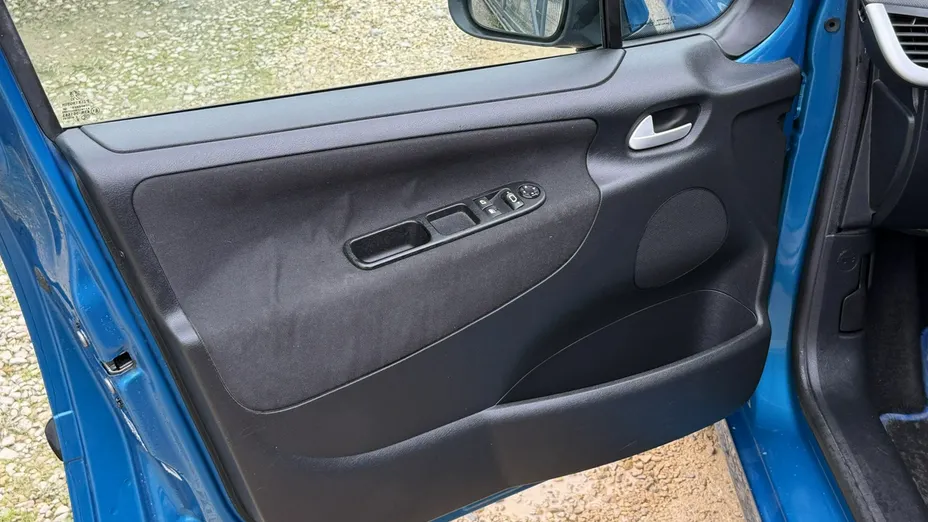 PEUGEOT 207 -