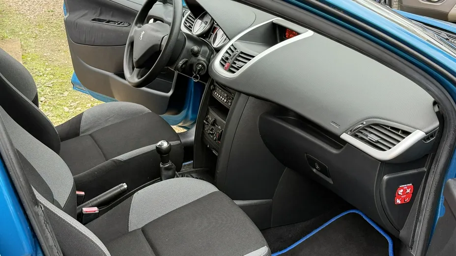 PEUGEOT 207 -