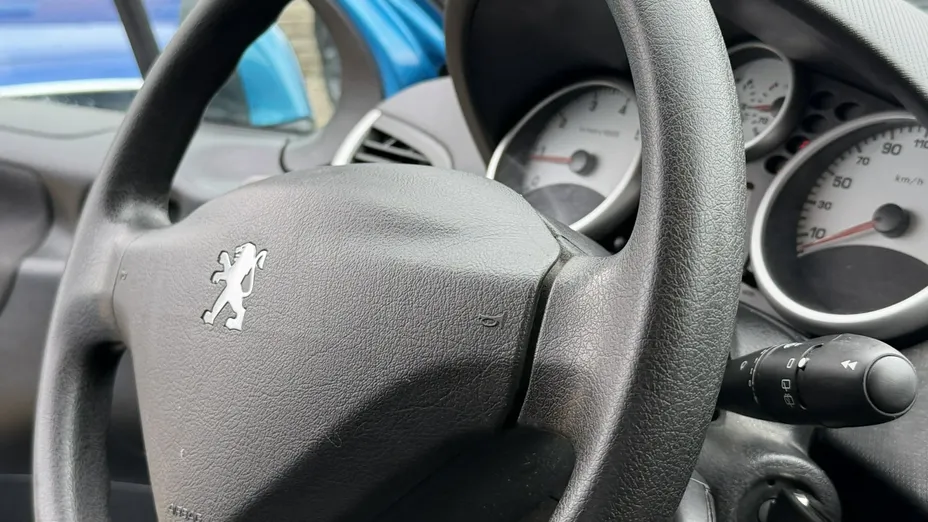 PEUGEOT 207 -