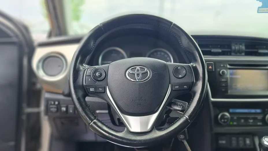 TOYOTA Auris -