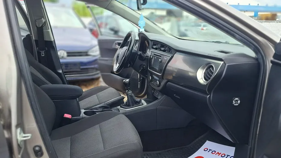 TOYOTA Auris -