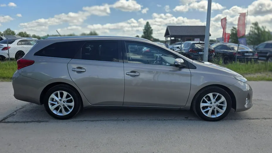 TOYOTA Auris -