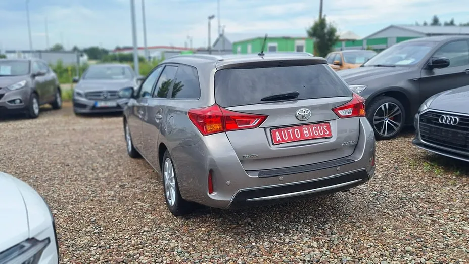 TOYOTA Auris -