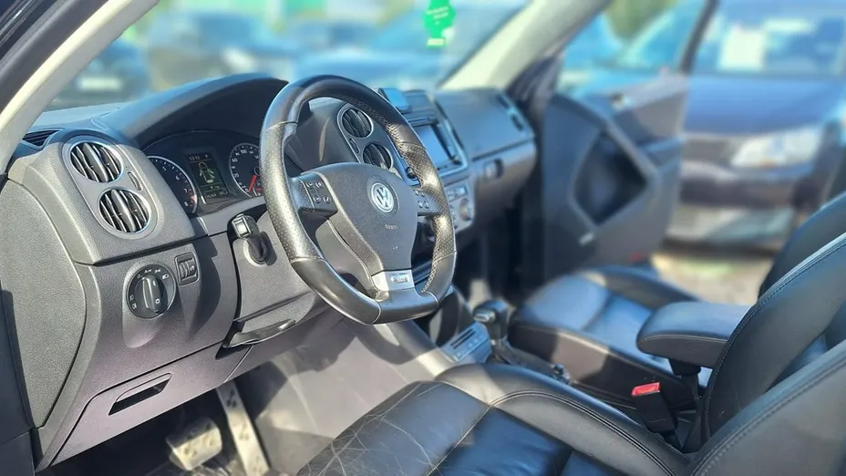 VOLKSWAGEN Tiguan -