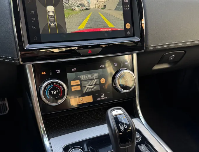 JAGUAR XE XE 2.0 P250 R-Dynamic SE aut