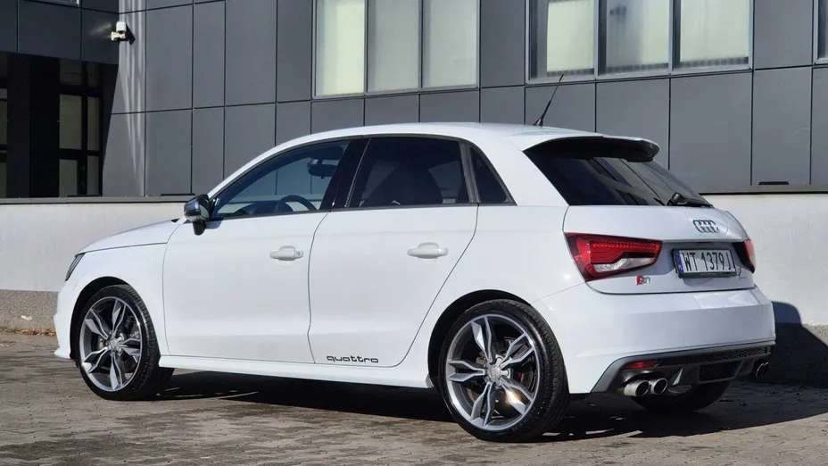 AUDI S1 -