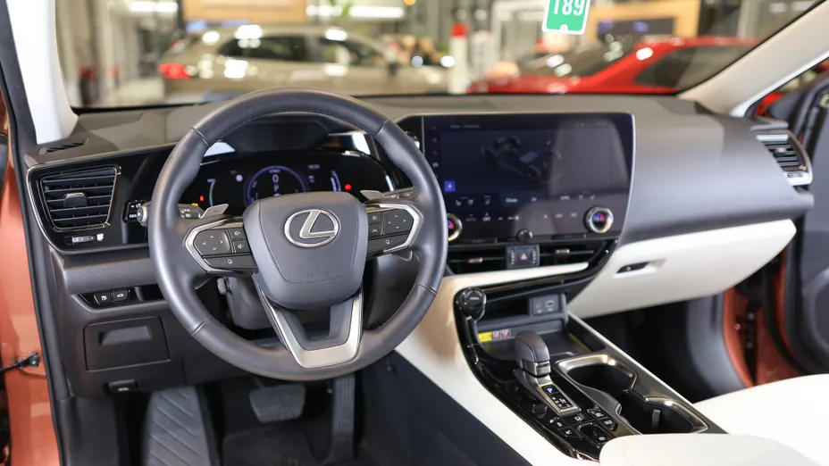 LEXUS NX NX 450h+ Omotenashi AWD