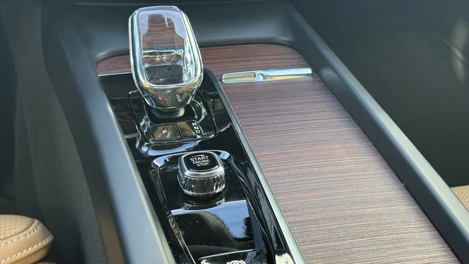 VOLVO XC60 XC60 T6 Plug-In Hybrid AWD Ultra Dark aut