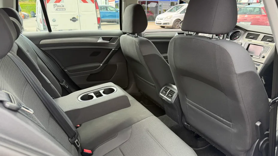 VOLKSWAGEN Golf -