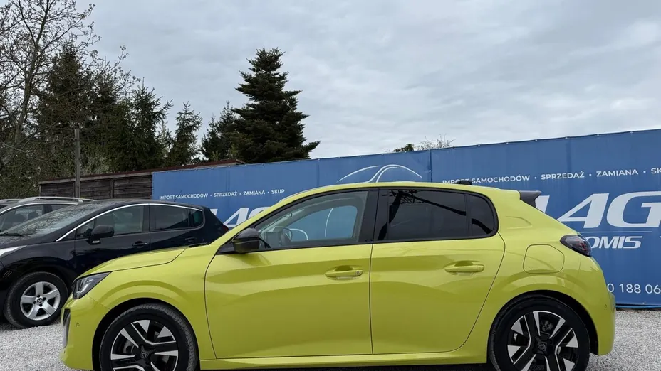 PEUGEOT 208 -
