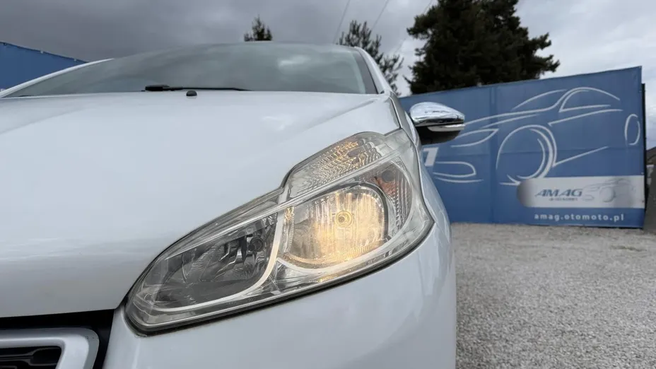 PEUGEOT 208 -