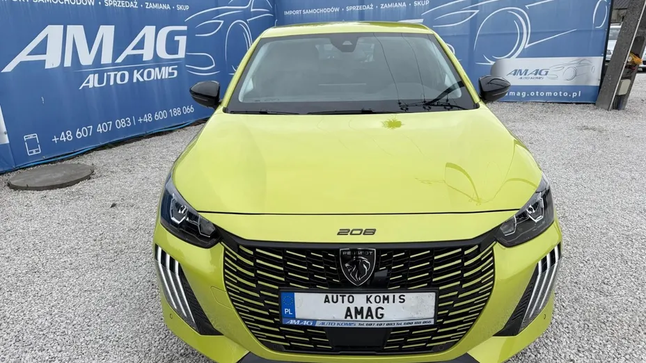 PEUGEOT 208 -