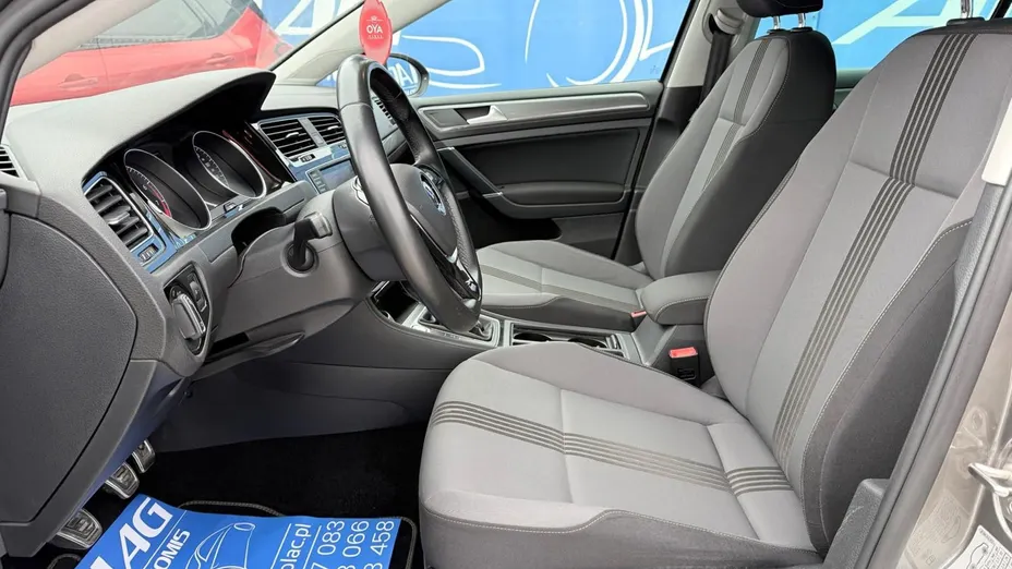 VOLKSWAGEN Golf -