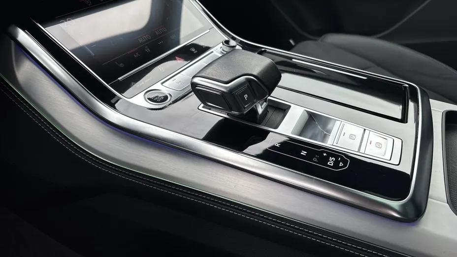 AUDI Q8 -