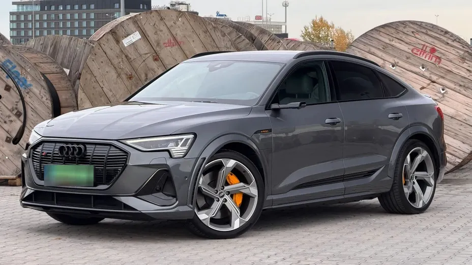 AUDI e-tron -