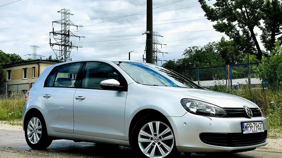 VOLKSWAGEN Golf -