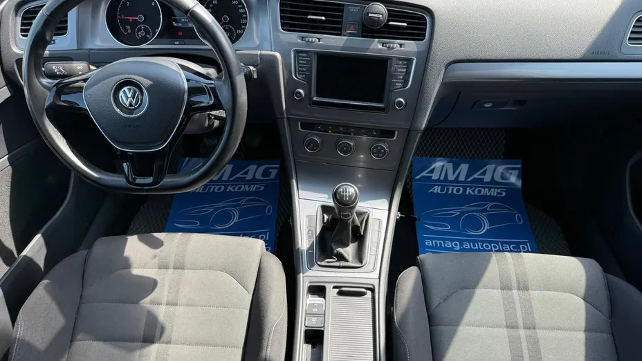 VOLKSWAGEN Golf -