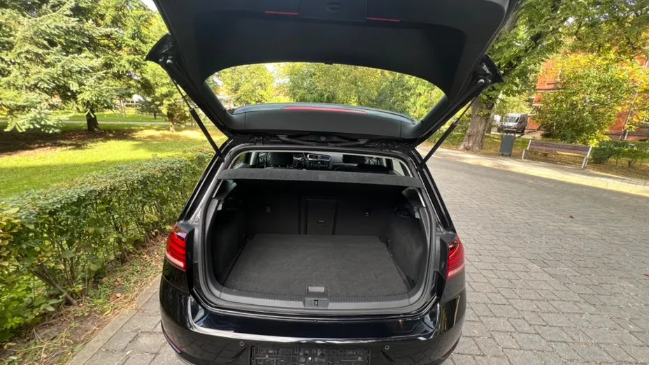 VOLKSWAGEN Golf -