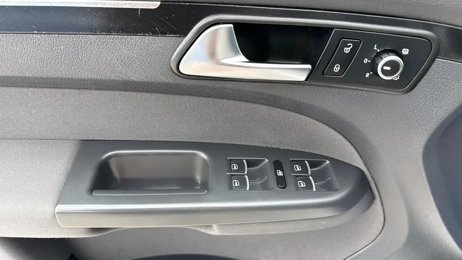 VOLKSWAGEN Touran -