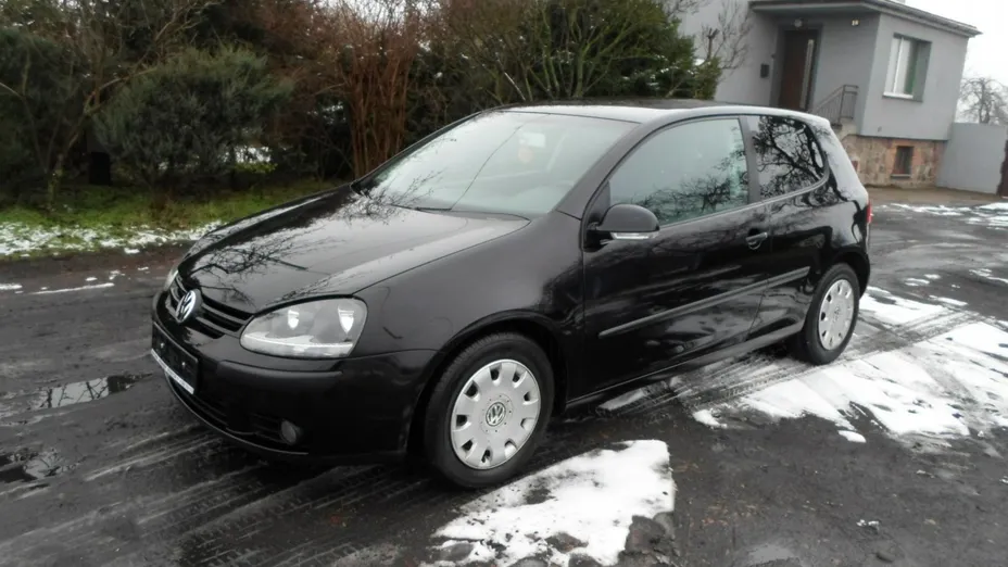 VOLKSWAGEN Golf -