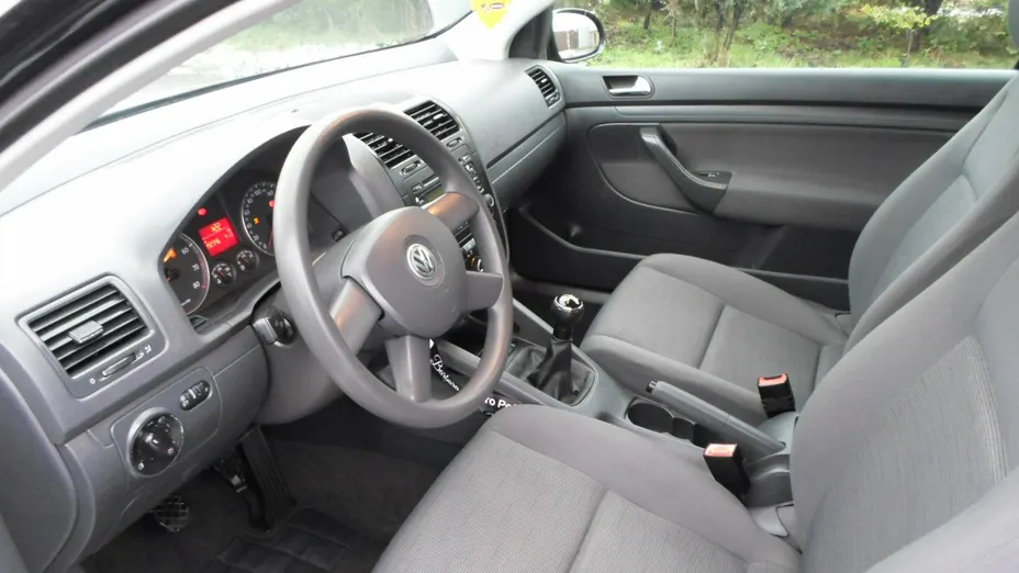 VOLKSWAGEN Golf -