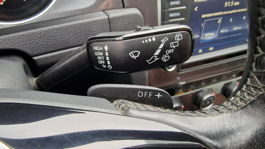 VOLKSWAGEN Golf -