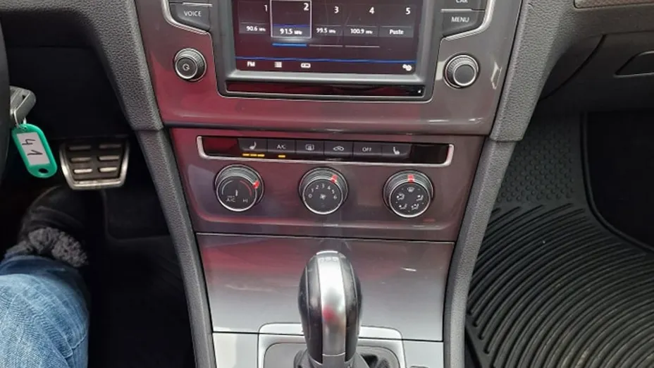 VOLKSWAGEN Golf -