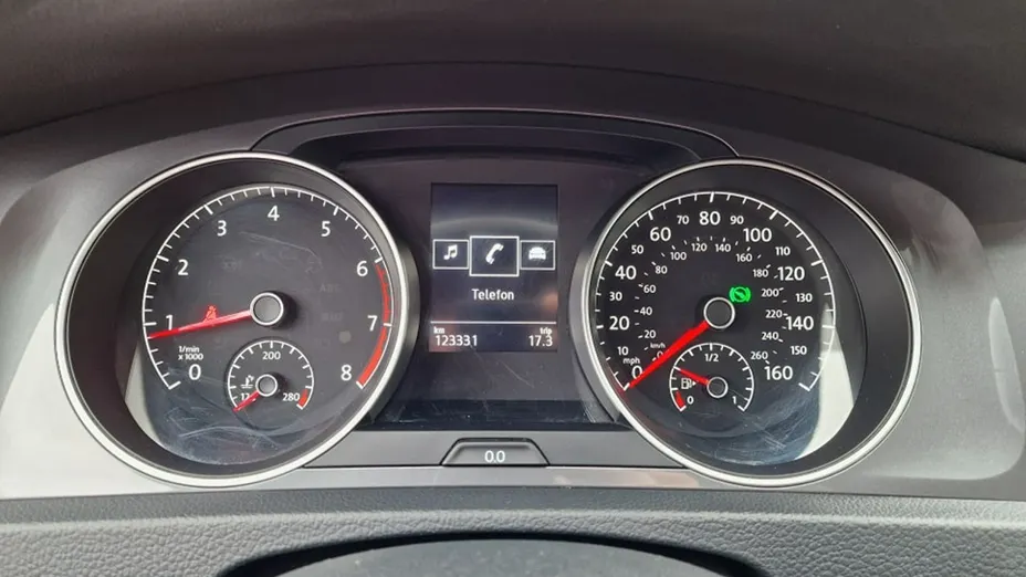 VOLKSWAGEN Golf -