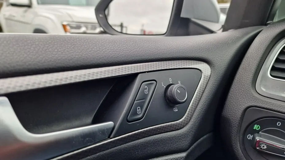 VOLKSWAGEN Golf -