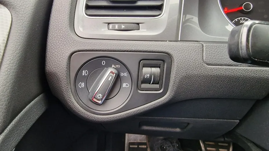 VOLKSWAGEN Golf -