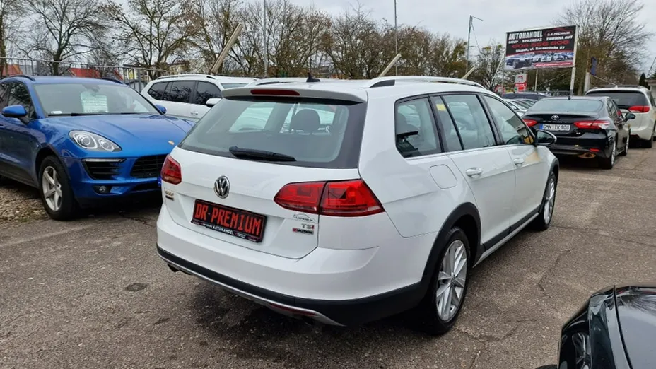 VOLKSWAGEN Golf -