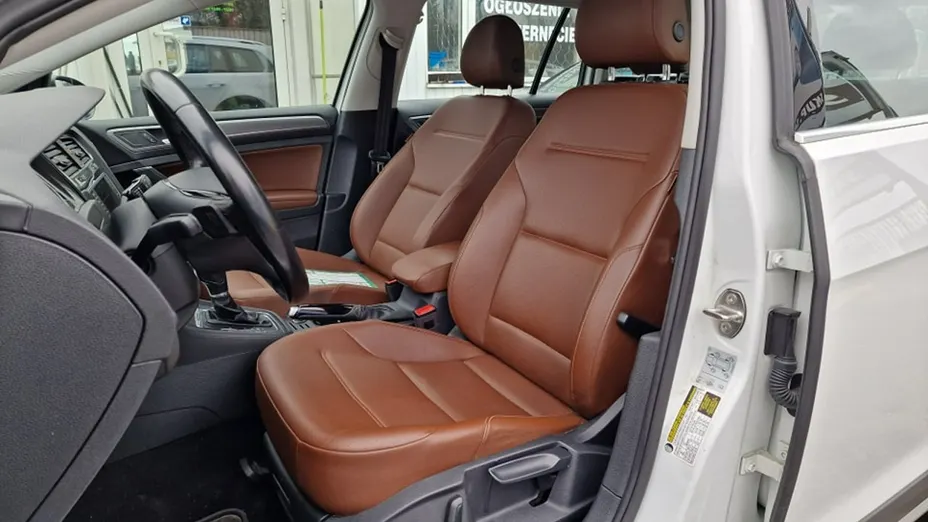 VOLKSWAGEN Golf -