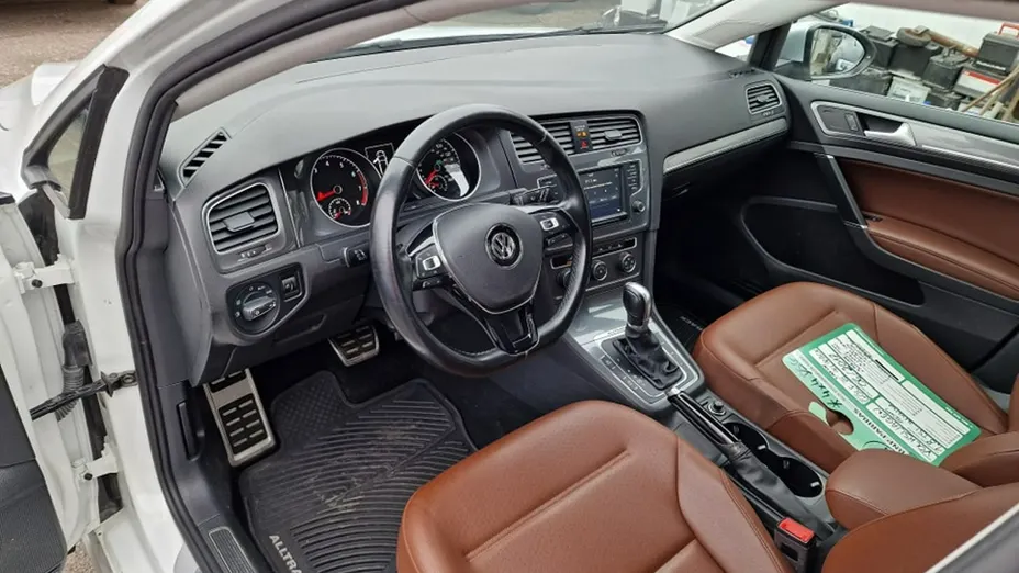 VOLKSWAGEN Golf -