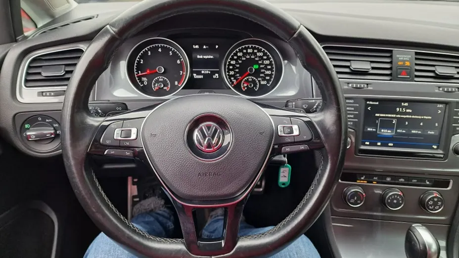 VOLKSWAGEN Golf -