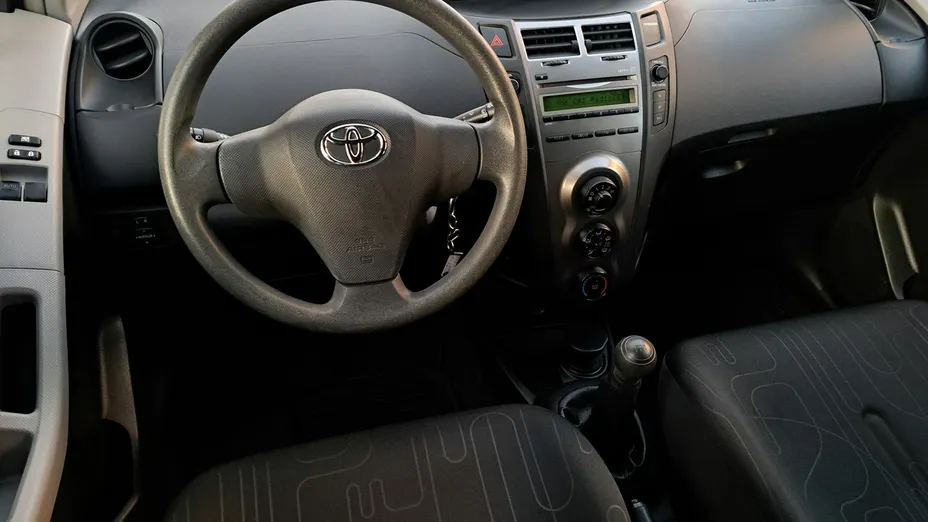 TOYOTA Yaris -