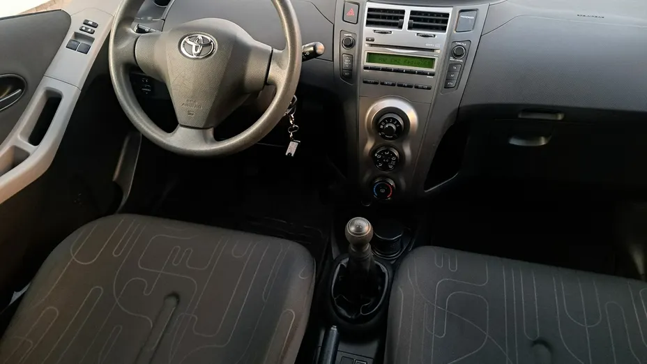 TOYOTA Yaris -