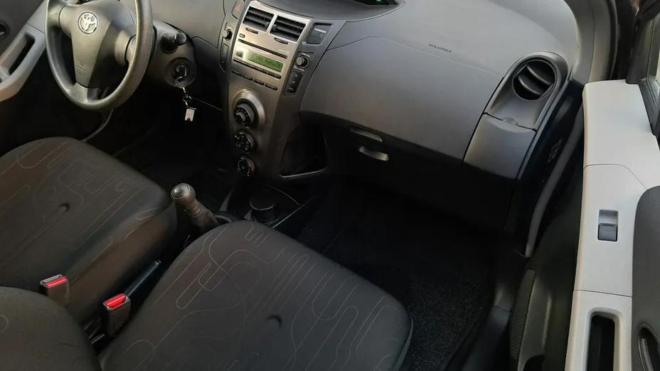 TOYOTA Yaris -