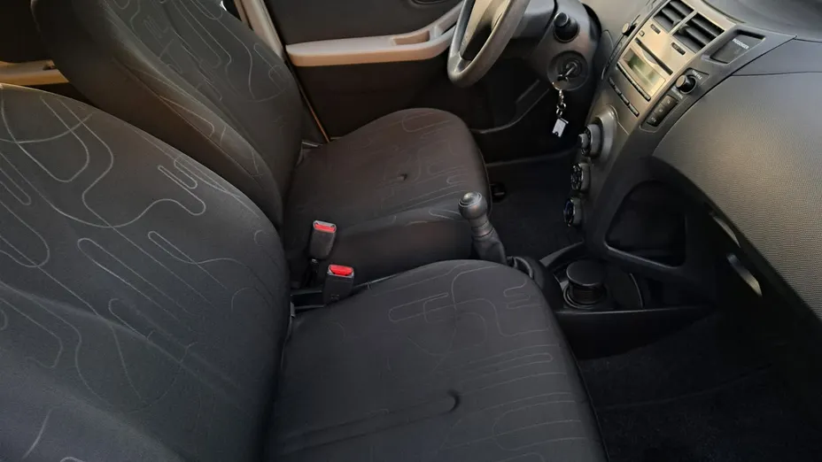 TOYOTA Yaris -