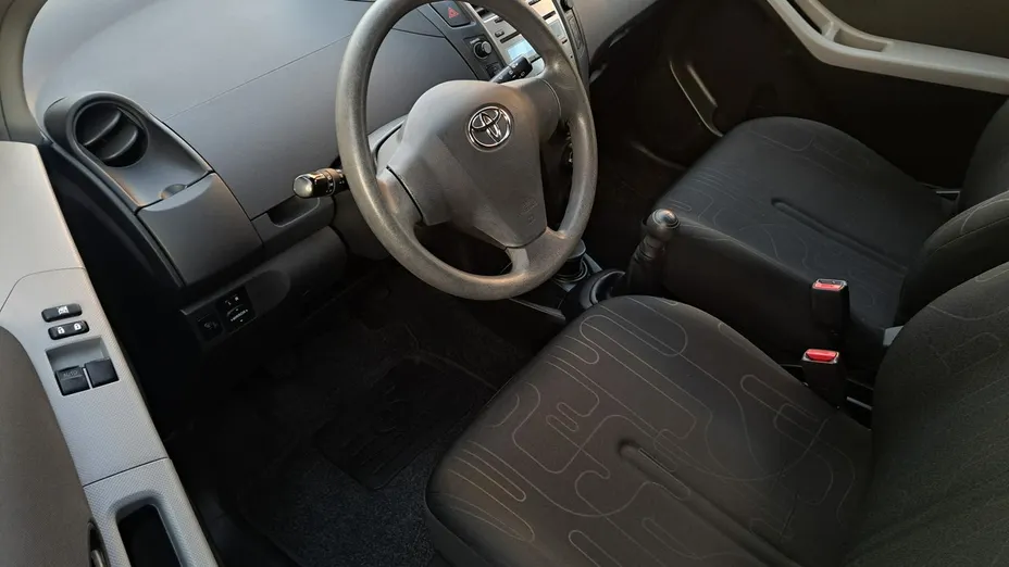 TOYOTA Yaris -