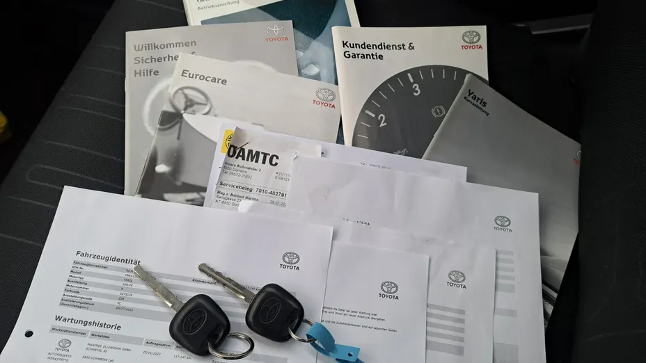 TOYOTA Yaris -
