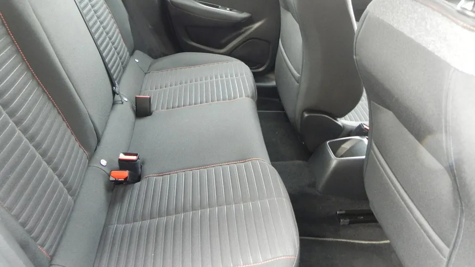 PEUGEOT 208 -