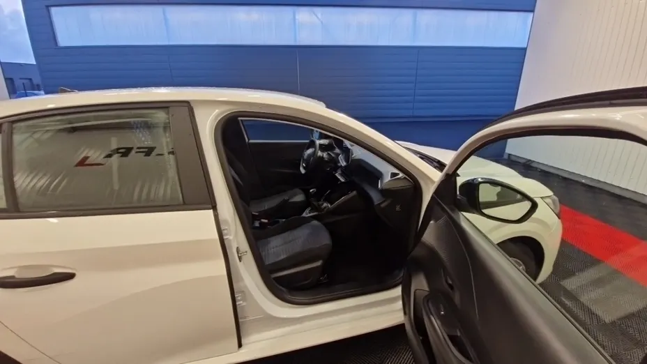 PEUGEOT 208 -