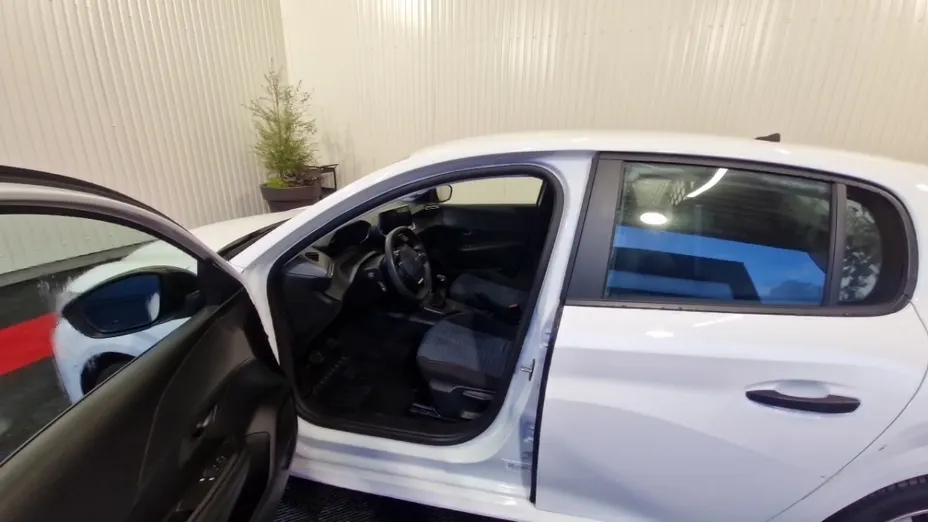 PEUGEOT 208 -