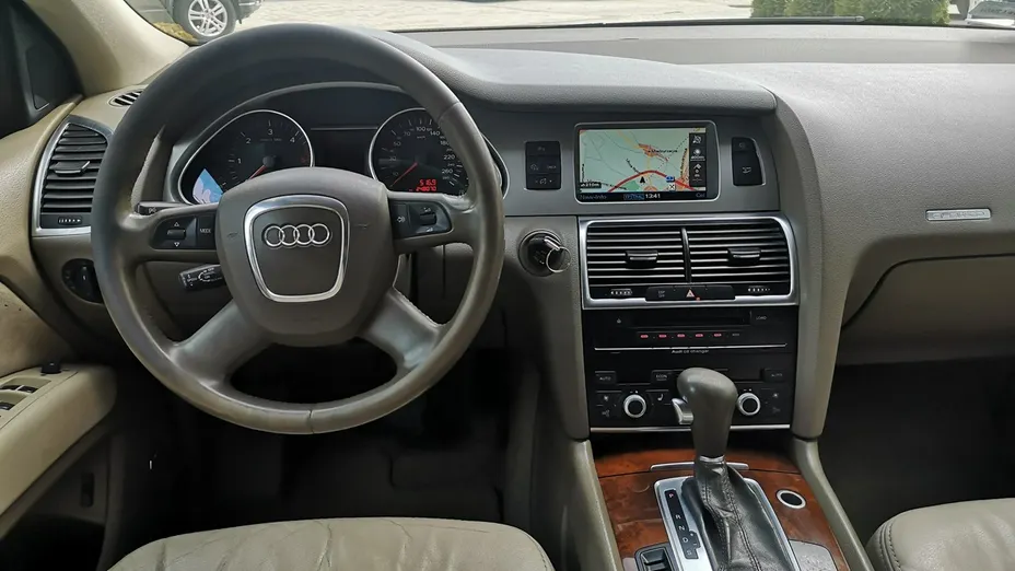 AUDI Q7 -