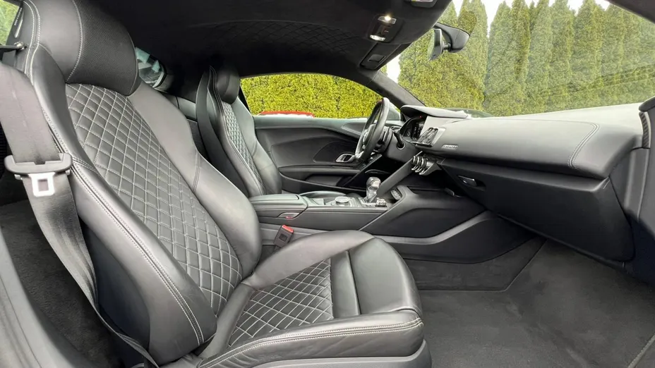 AUDI R8 -