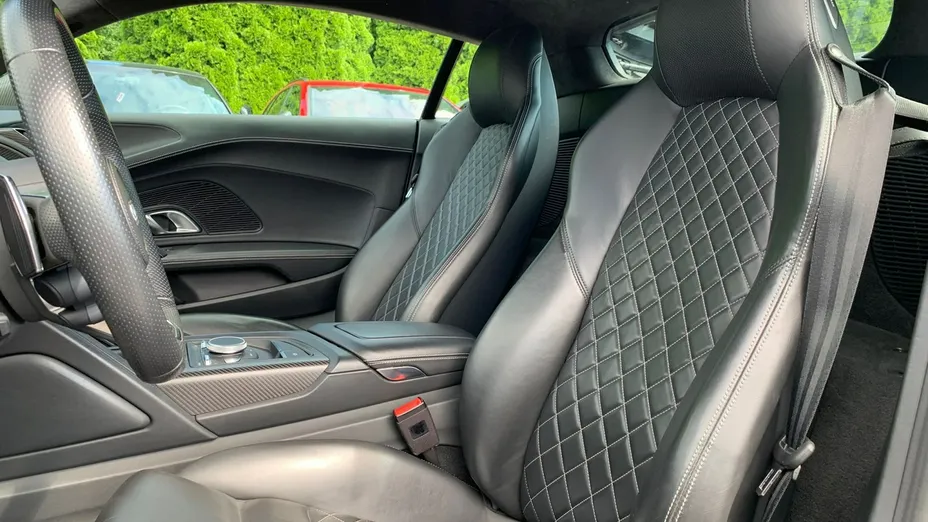 AUDI R8 -