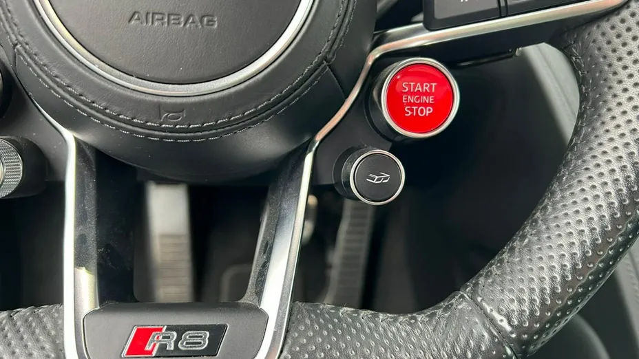 AUDI R8 -