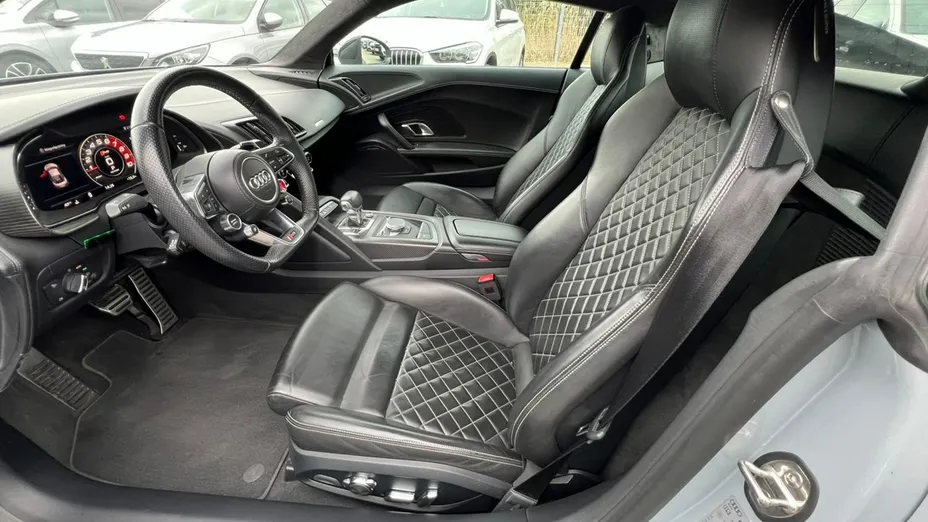 AUDI R8 -