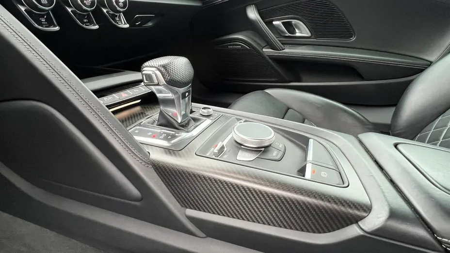 AUDI R8 -